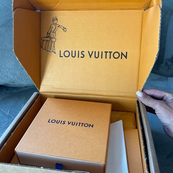 Louis Vuitton Belt. Reversible. Black on one side and brown on the other. - Picture 12 of 13